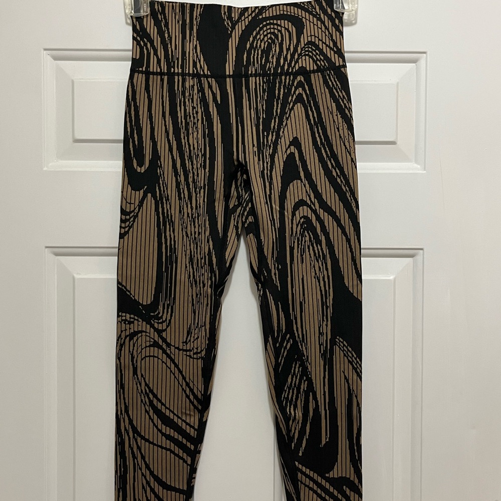 Elegant Black and Brown Patterned Leggings
